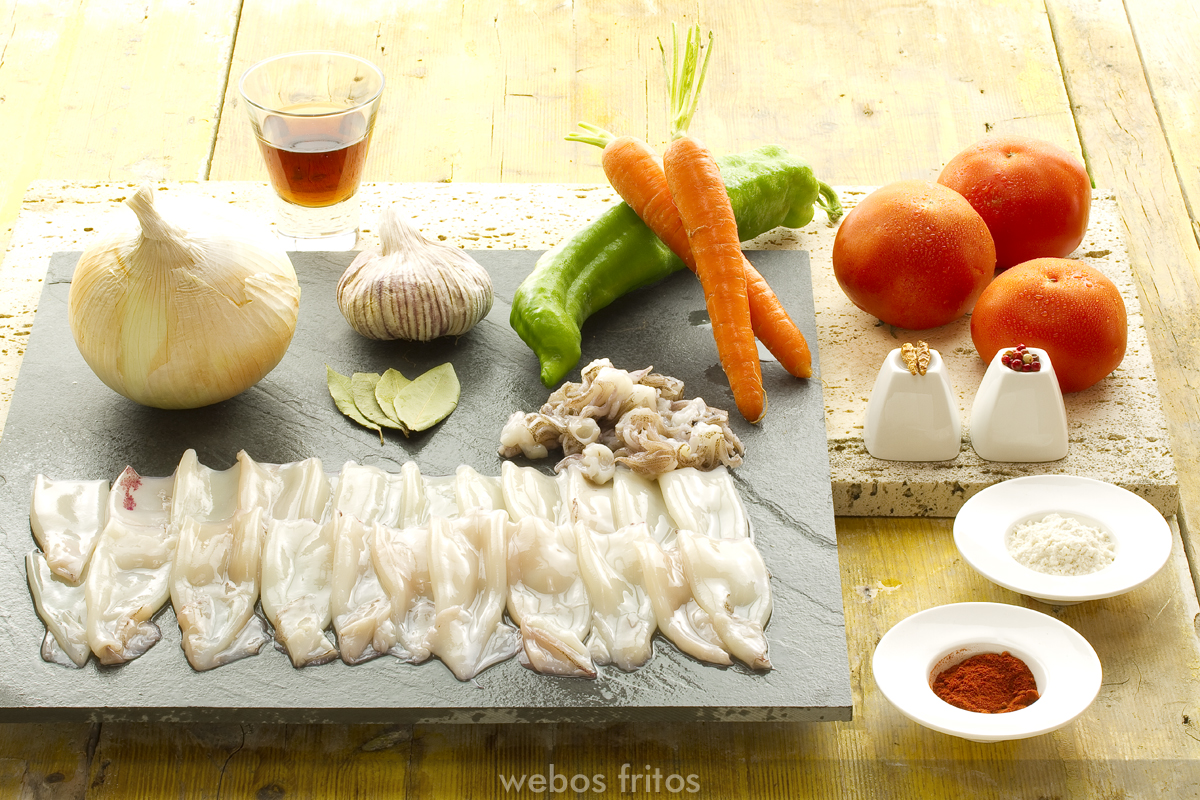 Los ingredientes para los chipirones en salsa