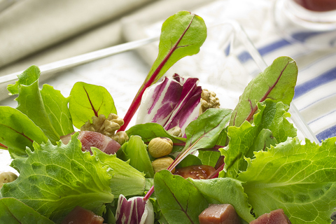 Ensalada de brotes, frutos secos y jamón