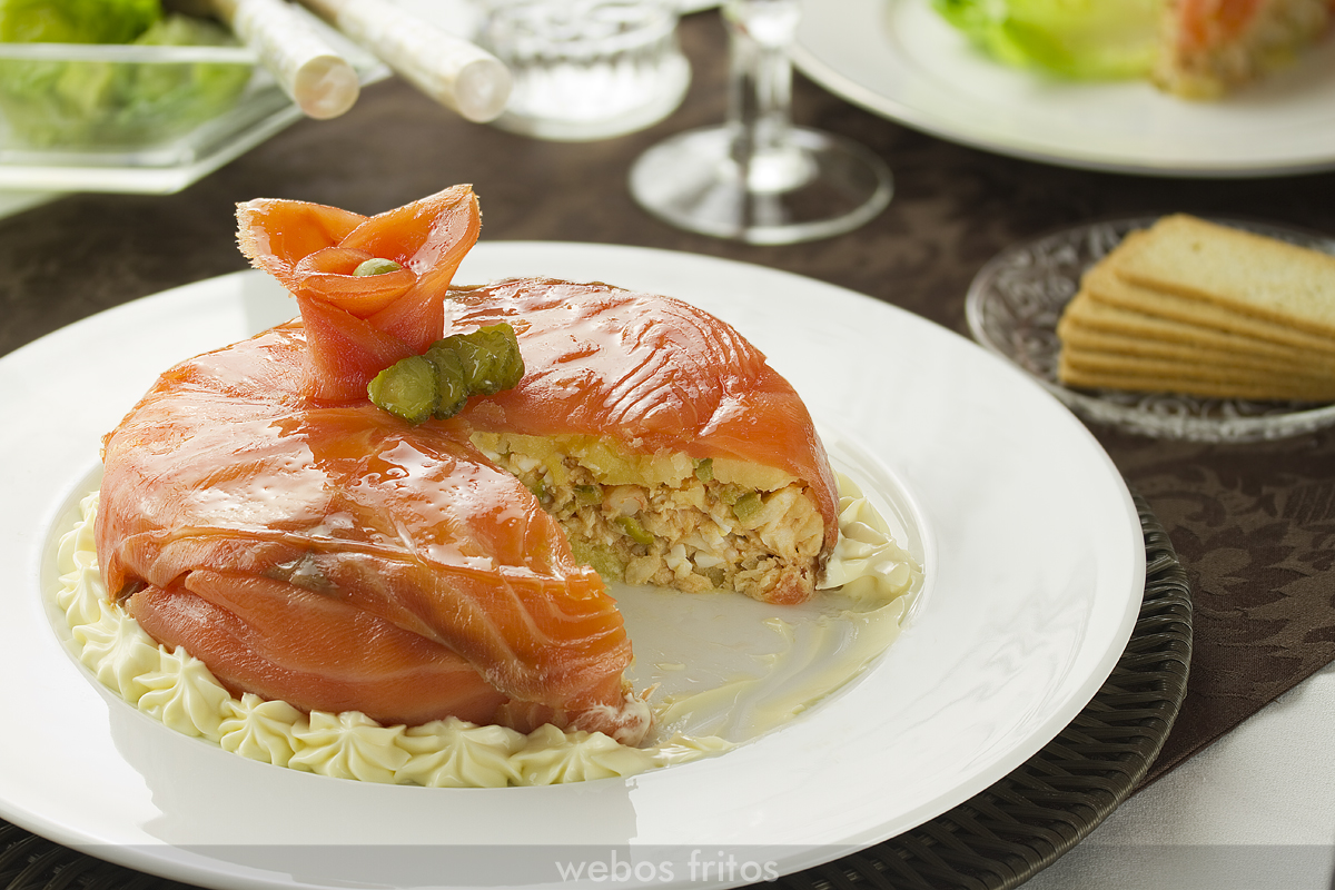 Corte de la tarta de merluza y salmón