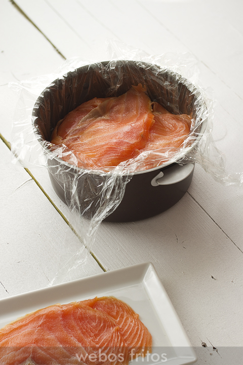 Preparación de la tarta de merluza y salmón