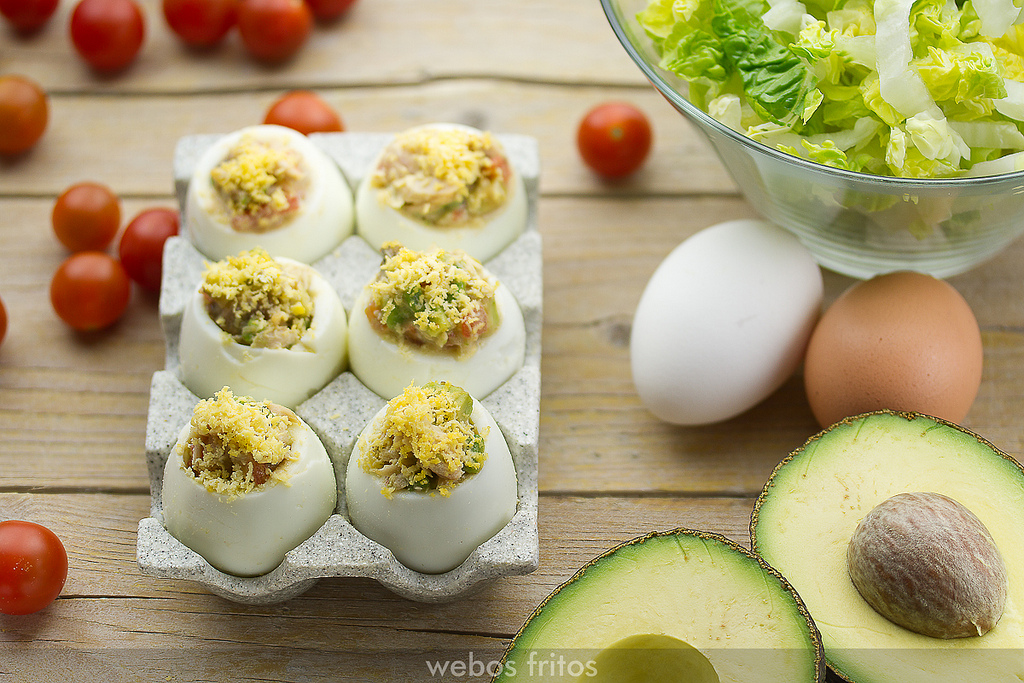 Huevos rellenos de aguacate