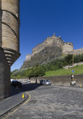 Edimburgo. El castillo desde la Grassmarket Square