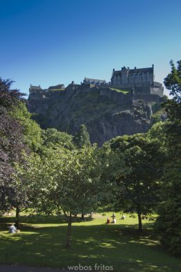Edimburgo. El castillo desde los Jardines de Princes St.