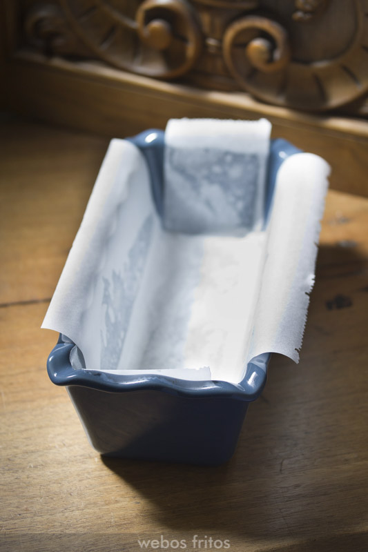 El molde preparado para verter la masa