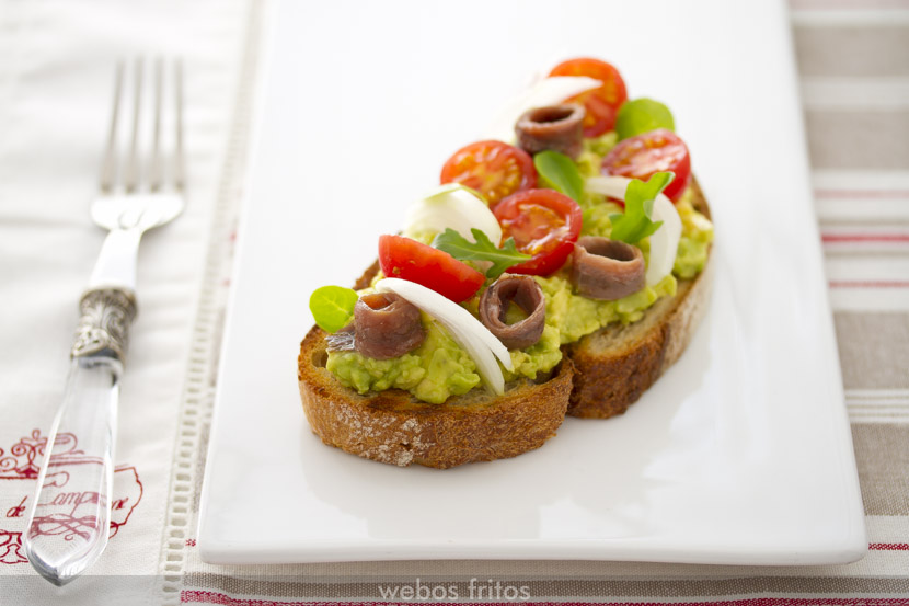 Tosta de aguacate y anchoas