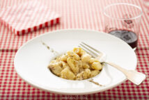 Gnocchi con salsa de nata y nueces