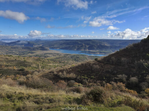 El embalse de Entrepeñas con las Tetas de Viana al fondo
