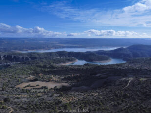 Entrepeñas, con el Azud de Pareja al fondo