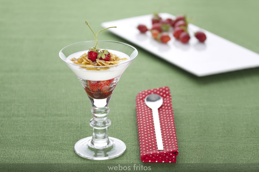 Vasitos de yogur con fresas