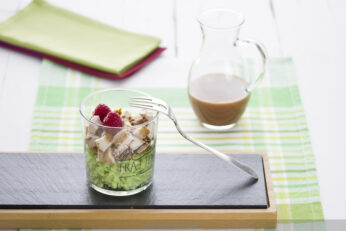 Arroz con pollo relleno y salsa de frambuesas