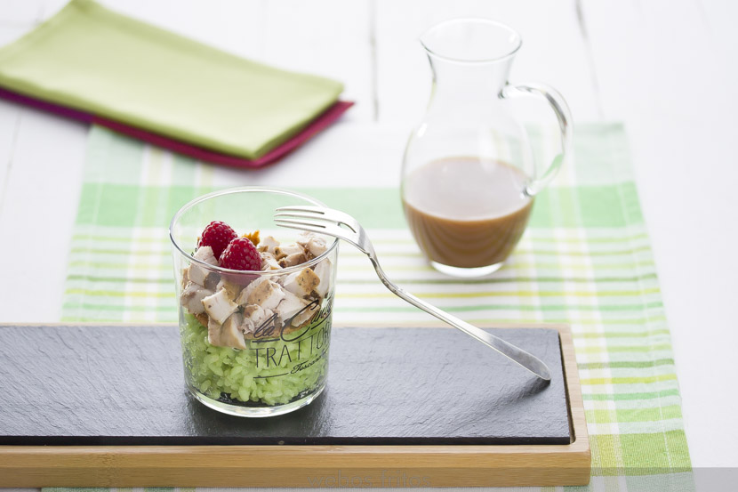 Arroz con pollo relleno y salsa de frambuesas