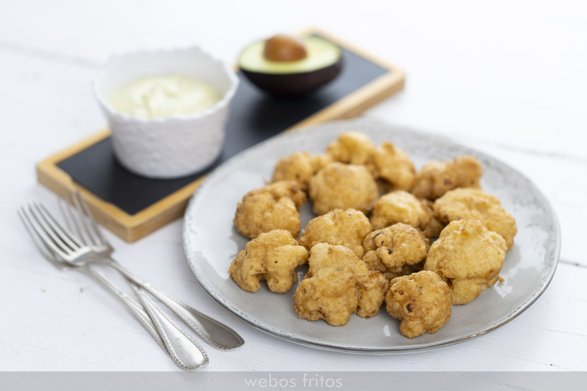 Coliflor rebozada con mayonesa de aguacate