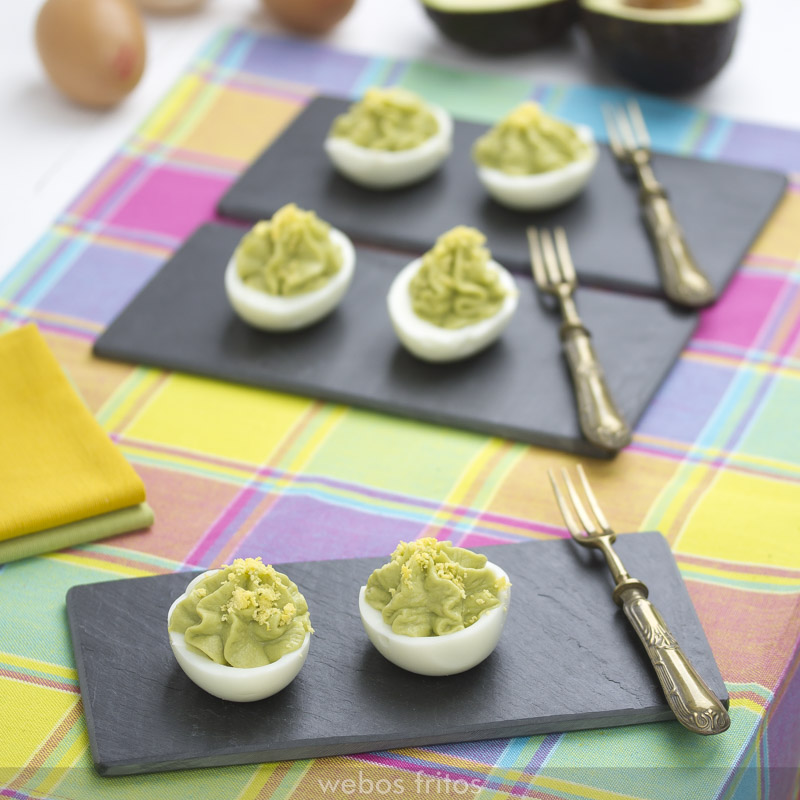 Huevos rellenos de aguacate